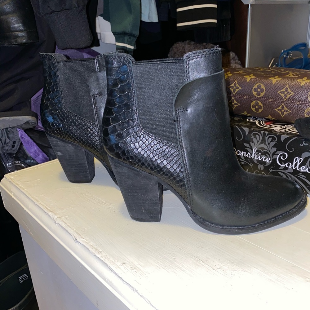 Super cute snake skin black Aldo booties !!!